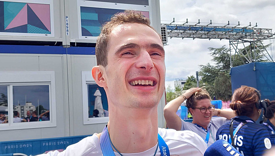 Lezec Adam Ondra odpovídá na otázky novinářů v Paříži.
