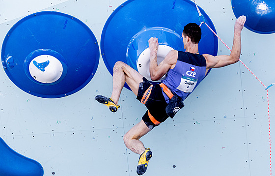 Adam Ondra v akci při semifinálovém lezení. (7. srpna 2024)