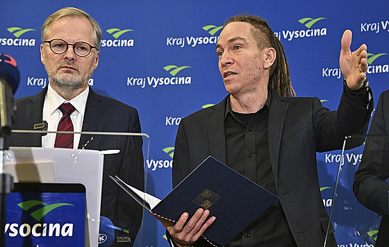 Premiér Petr Fiala (vlevo) z ODS a ministr pro místní rozvoj Ivan Barto za...