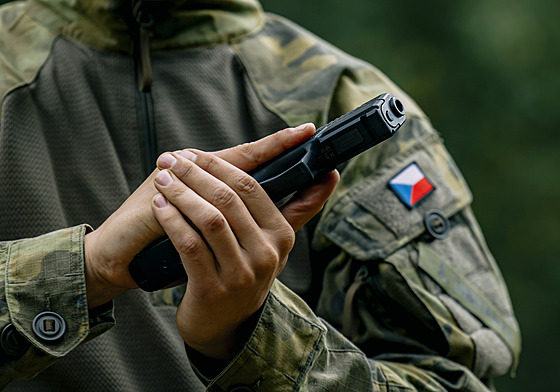 Armáda po�ádá m�sí�ní vojenský kurz pro plnoleté studenty. Je honorovaný v...