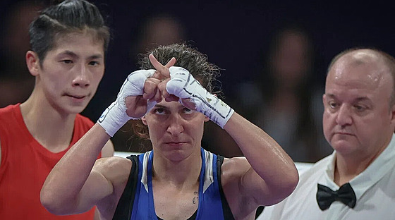 Gesto bulharské boxerky Svtlany Kamenovové Stanevové po prohe s Lin Jü-tching.