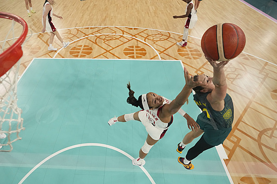 Momentka ze semifinálového zápasu basketbalistek mezi USA a Austrálií.