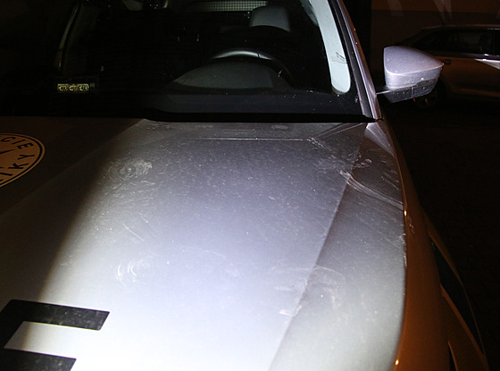 Stopy ukazují, jak mladík b�hal po policejním voze.