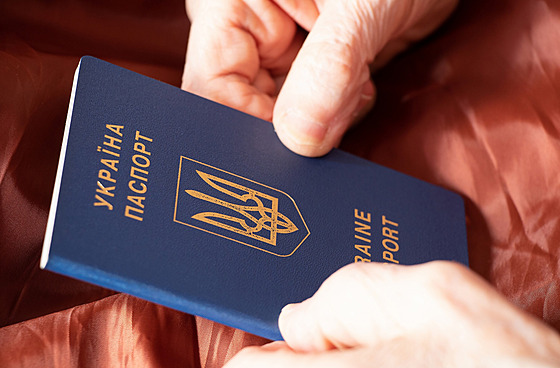�ena dr�í v rukou ukrajinský pas.