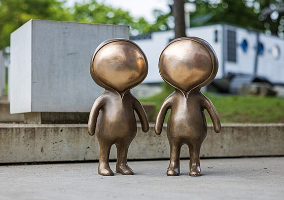 Ped brnnskou hvzdárnou stojí od roku 2023 dv bronzové sochy Fegurd, co...