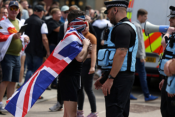 Demonstranti na protestu proti nelegálnímu pisthovalectví v britském Leedsu....