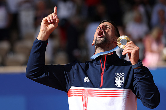 Novak Djokovič se raduje ze zlaté medaile.