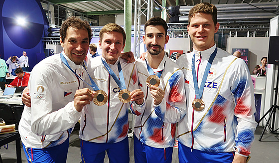 etí ermíi pózují s bronzovými medailemi.