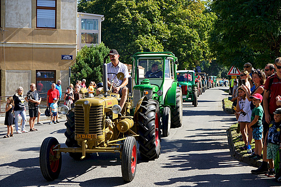 Tradiního prvodu se úastní i zemdlské stroje
