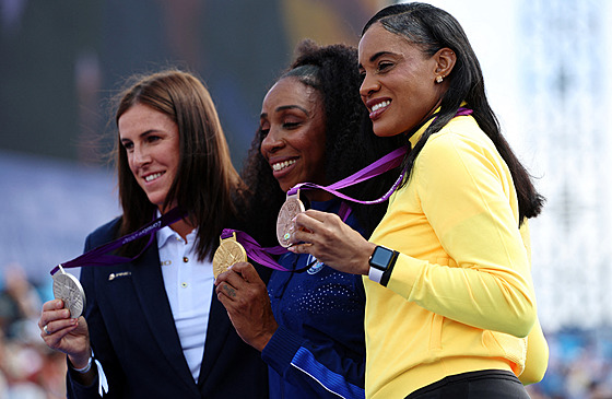 Zuzana Hejnová (vlevo) pevzala v Paíi olympijské stíbro z her v Londýn...