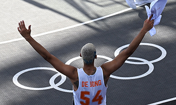Nizozemský basketbalista Worthy de Jong slaví výhru v semifinále olympijského...