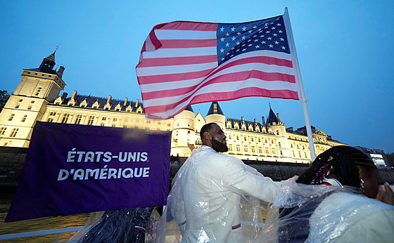 LeBron James jako americký vlajkono bhem zahájení paíské olympiády