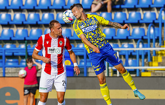 Zlínský fotbalista Vukadin Vukadinovi� hlavi�kuje v zápase se �i�kovem.
