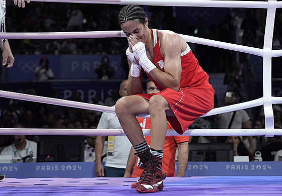 Al�írská boxerka Imán Chalífová slaví postup do olympijského semifinále.
