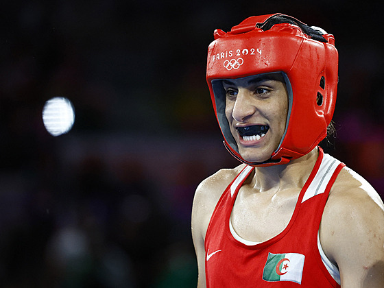 Boxerka Imán Chalífová bhem zápasu o zlatou olympijskou medaili.