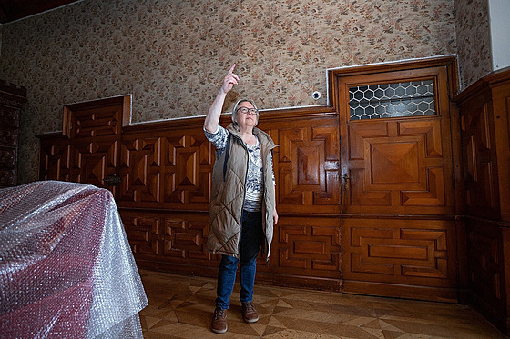 U� je zp�t. Ivana Troupová ukazuje st�nu pracovny, kterou op�t zdobí historická...