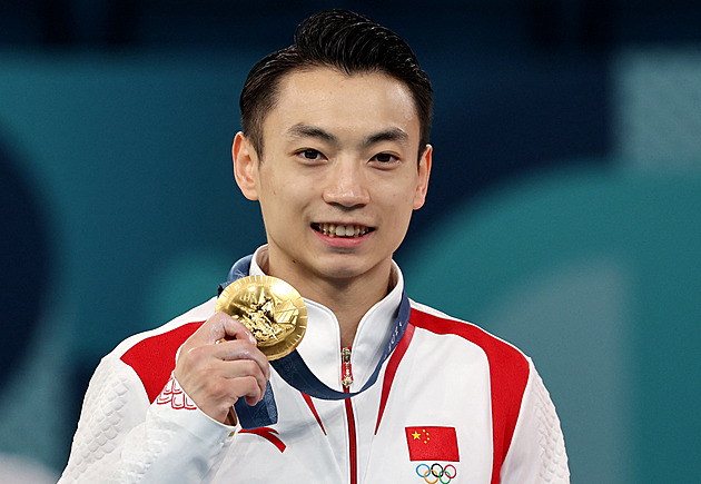 Číňan Cou Ťing-jüan obhájil olympijské zlato na bradlech