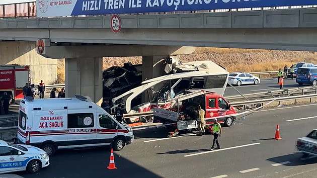 Autobus na dálnici u Ankary narazil do mostu, zemřelo nejméně devět lidí