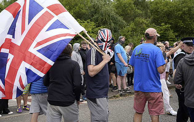 Násilnosti v Británii pokračují. Demonstranti zaútočili na hotely s migranty
