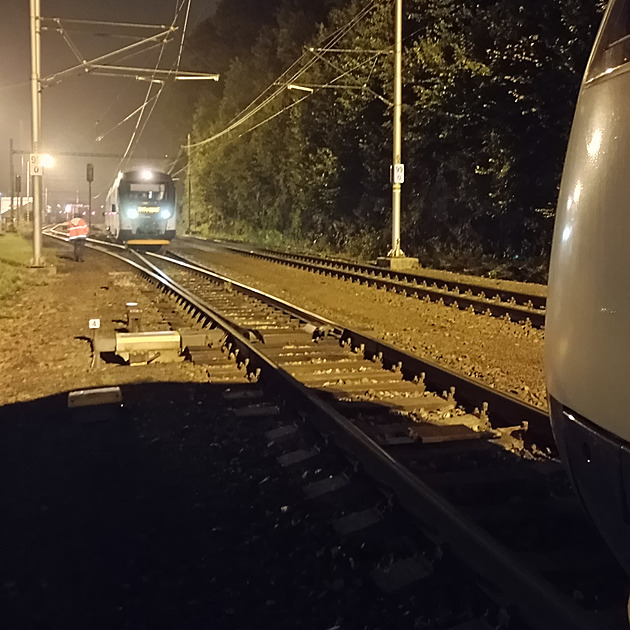 Do srážky chybělo 32 metrů. V Jablonném strojvedoucí projel návěst stůj