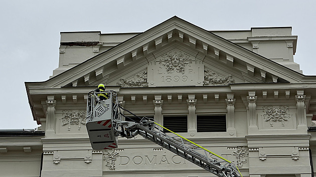 Římsa byla po rekonstrukci, říká majitel domu v Lazarské. Spadá pod VZP