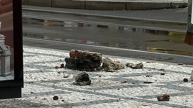 Římsa byla po rekonstrukci, říká majitel domu po tragédii. Vyjádřil soustrast