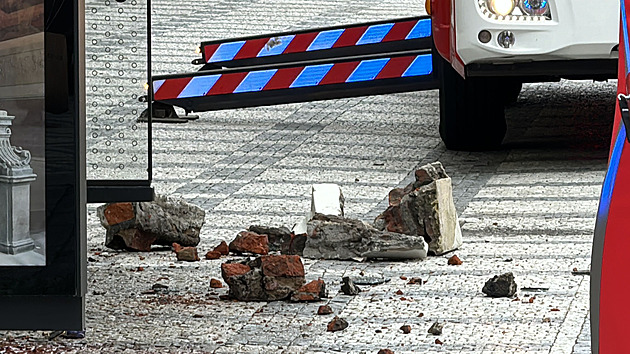 Římsa spadla z opraveného domu. Na vině mohou být i tramvaje, říká statik