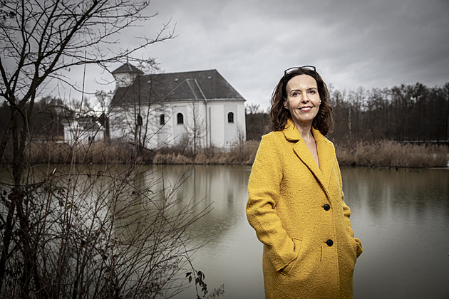 Místo šedého eternitu oranžové bobrovky. Šikmý kostel v Karviné promění střechu