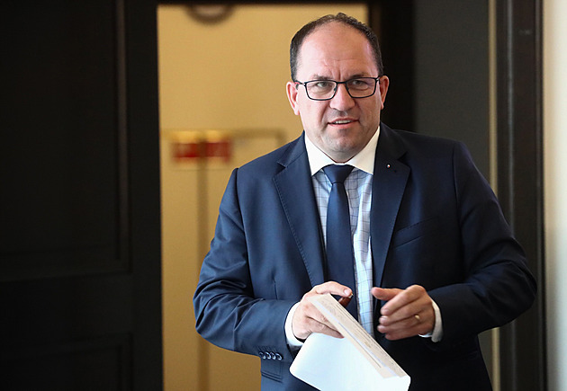 Ministr Výborný hazardoval. Na padesátce proletěl obcí téměř stovkou