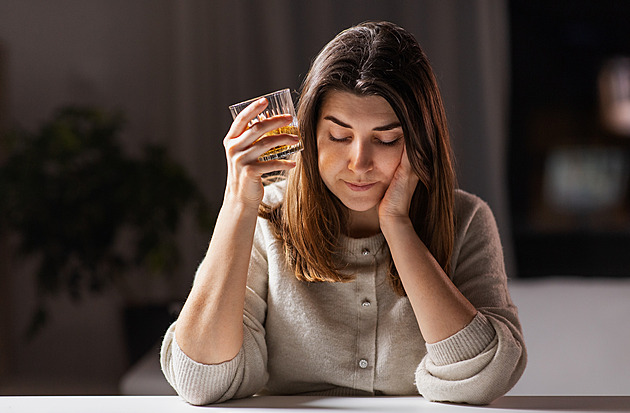 Alkoholismus je v Česku problém. Omezíme reklamu, řeší politici