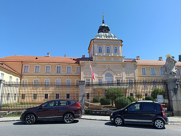 Bude pod hradem místo? Zaparkovat u středočeských památek je letos snazší