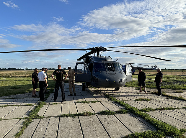 Čeští hasiči se vrátili z hořící Makedonie, vrtulník provedl na 30 shozů vody