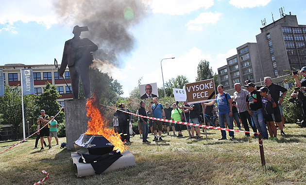 Protestující zapálili rakev huti Liberty, podnik rozdá výpovědi ještě v srpnu