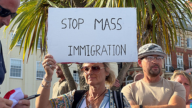 V britských městech létaly zápalné lahve, opět jako reakce na zabité dívky