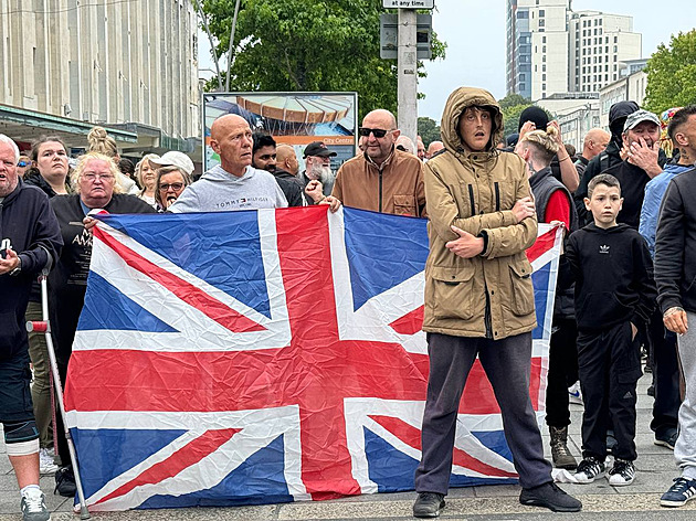 V britských městech létaly zápalné lahve, vláda nasadí šest tisíc policistů