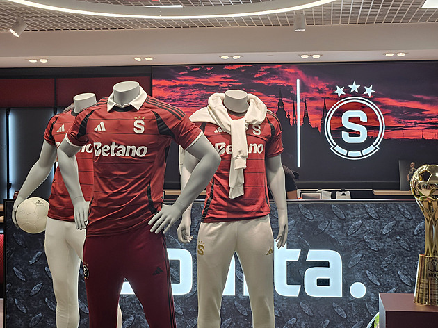 Čekání zkrátí i videohry. Sparta cílí na turisty, otevřela fanshop na letišti