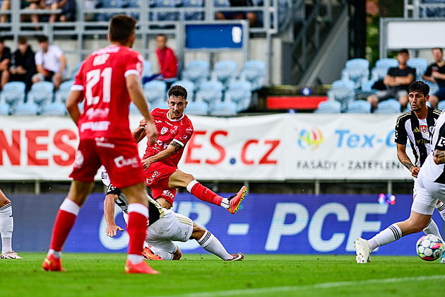 Č. Budějovice - Pardubice 1:3, hotovo do půl hodiny. Domácí pak už jen snížili