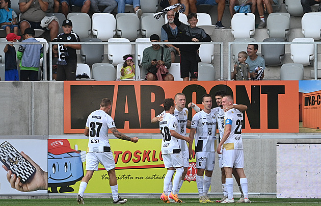 Hradec Kr. - Ml. Boleslav 2:1, otočka i v oslabení. V závěru zářil gólman Zadražil