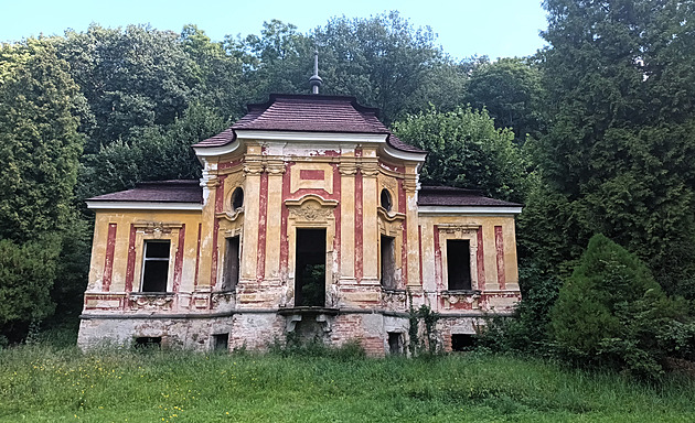 Jen ve Francii a v Milešově. Gloriet zdobí unikátní střecha, jinak ale chátrá