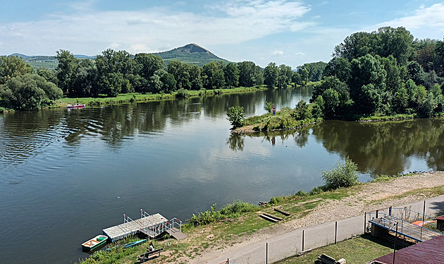 Lávku přes Labe město odkládá, majitelka zdesetinásobila cenu za pozemek