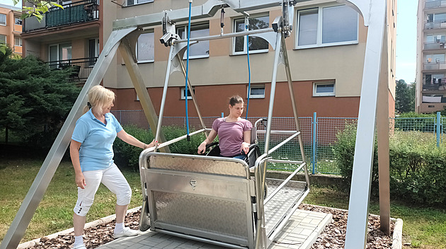 I vozíčkář si chce zablbnout. Stacionář pořídil klientům speciální houpačku