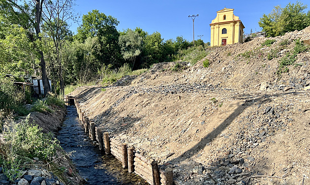 Pomohla odvodňovací žebra. Utržený svah v obci ohrožující domy je zajištěný