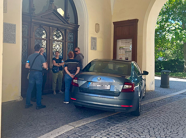 Kvůli ovlivňování tendrů obvinili 14 lidí: primátora Chomutova i šéfa strážníků