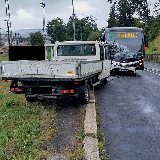 Při srážce autobusu a dodávky v Ústí se zranili čtyři lidé, tři jsou v nemocnici