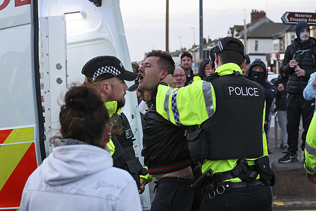 Tisíce lidí v Británii protestovaly proti rasismu, tvořily lidské štíty