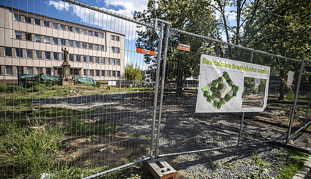 Oprava Branického náměstí se posouvá. Od jara je oplocené, ale nepracuje se