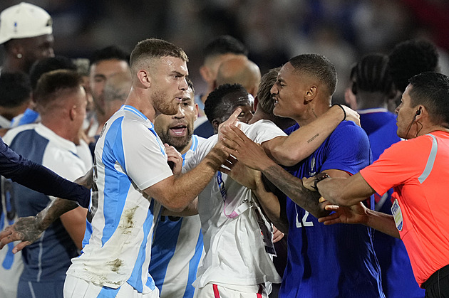 Nepřátelství trvá. Zápas Francie s Argentinou skončil hromadnou rvačkou