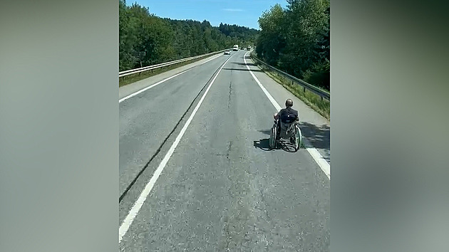 VIDEO: Invalida frčel po silnici první třídy, na vozíku měl speciální pohon