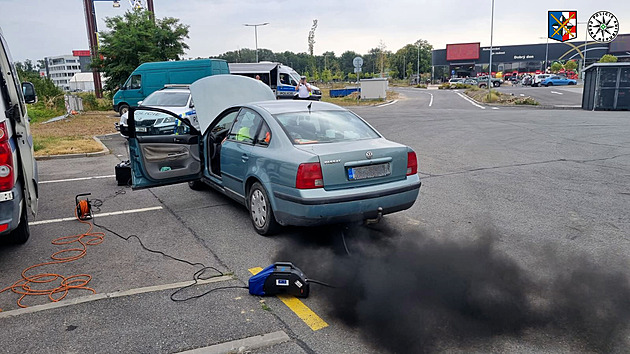 Policie kontrolovala emise starších aut, z deseti neprošlo žádné