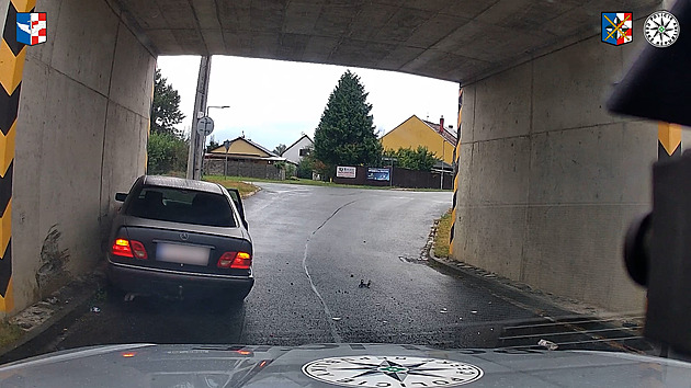 VIDEO: Při ujíždění policii muž boural pod mostem. Řidičák nemá, vezl drogy